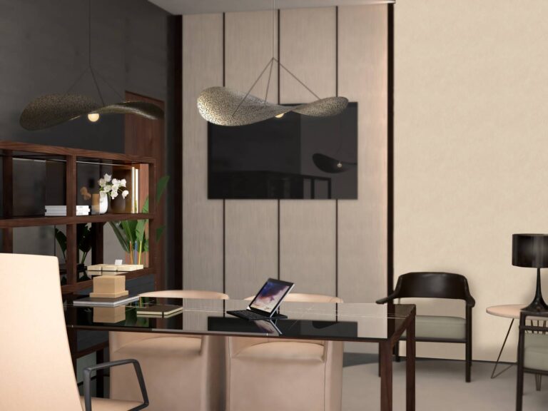 Ufficio elegante con libreria in legno e vetro, sedute chiare e lampade sospese dal design organico