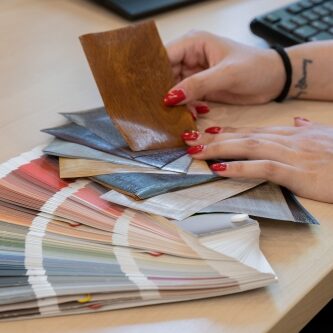 Scelta materiali per interior design durante consulenza architetto online AD2