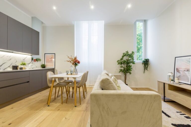Zona pranzo open space con cucina e soggiorno in appartamento ristrutturato a Milano