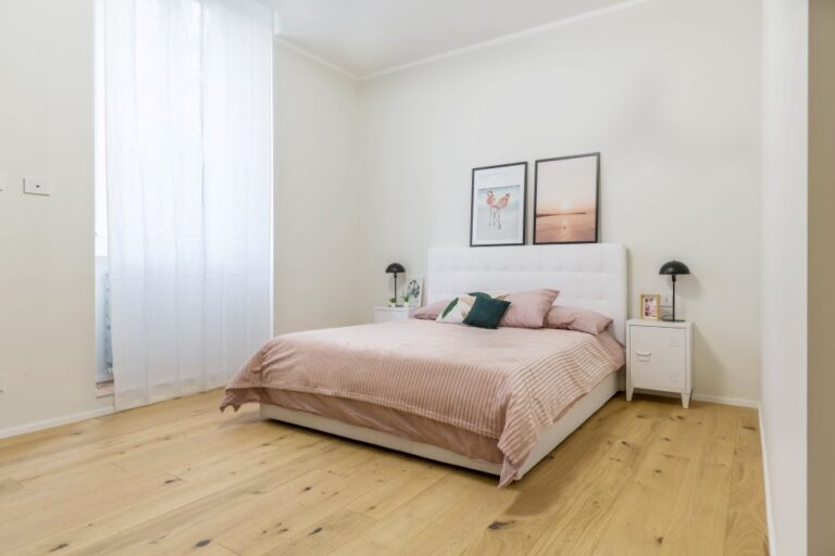 Camera da letto moderna con letto imbottito e luce naturale, interior design su misura Milano