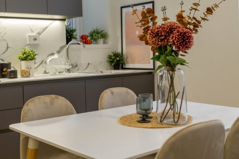 Cucina moderna grigia con piano in marmo e arredamento integrato, ristrutturazione appartamento Milano