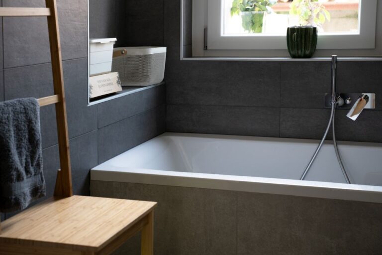 Bagno moderno grigio legno Milano - Ristrutturazione sostenibile AD2ARCHITECTS