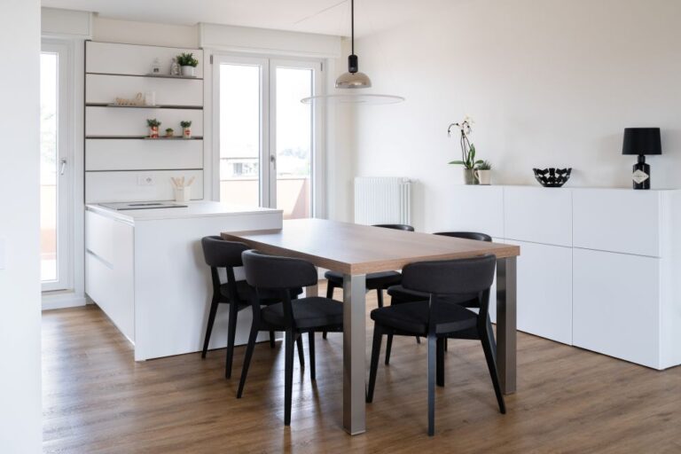 Zona pranzo con cucina a isola integrata in open space, interior design Monza