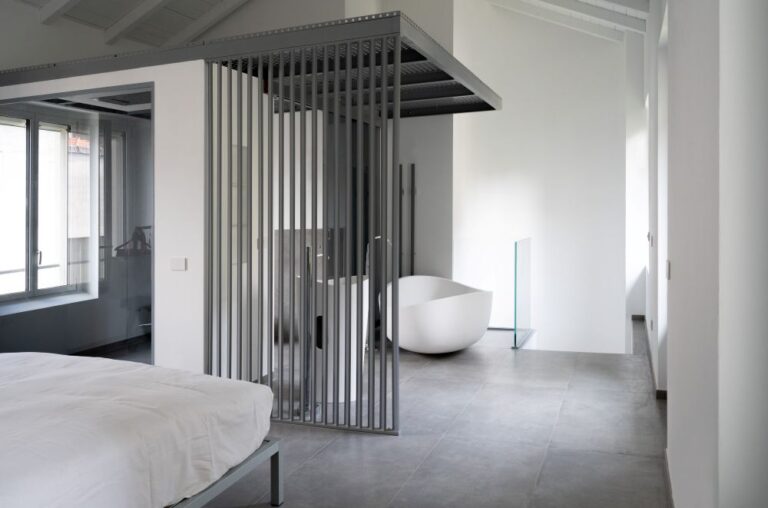 Suite con vasca freestanding e divisori metallici - Ristrutturazione casa Monza AD2ARCHITECTS