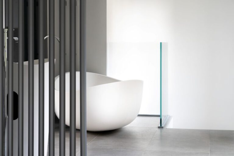 Vasca ovale moderna bagno open space - Architettura minimalista AD2ARCHITECTS