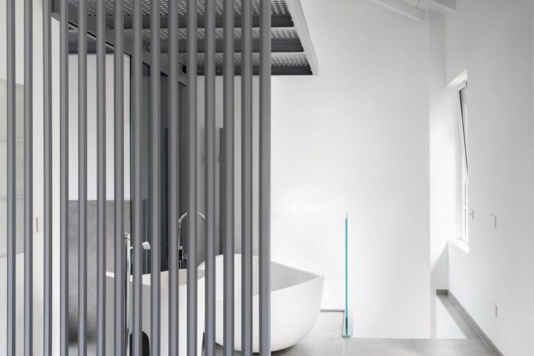 Bagno open space con divisorio verticale - Ristrutturazione design AD2ARCHITECTS