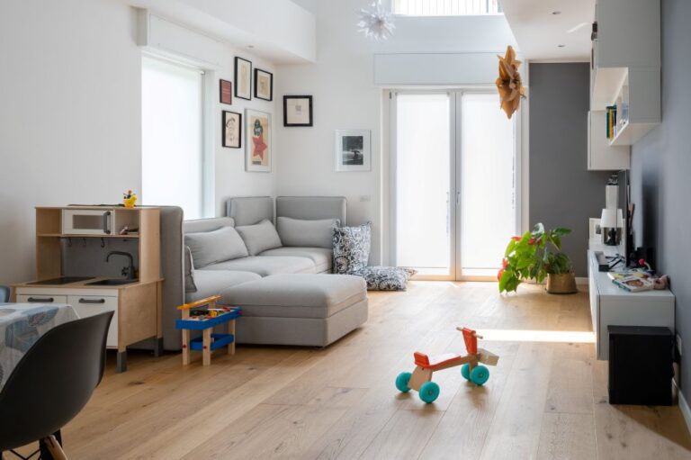 Soggiorno doppia altezza stile nordico Milano - Architettura AD2ARCHITECTS