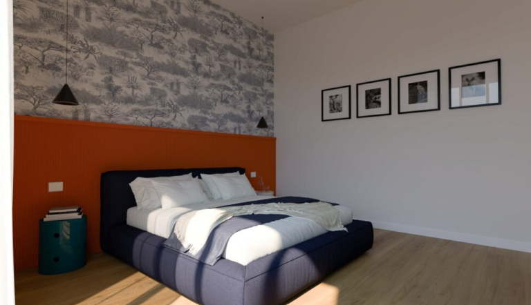 Camera matrimoniale con letto imbottito blu, cabina armadio in vetro fumé e parete decorata con fotografie.