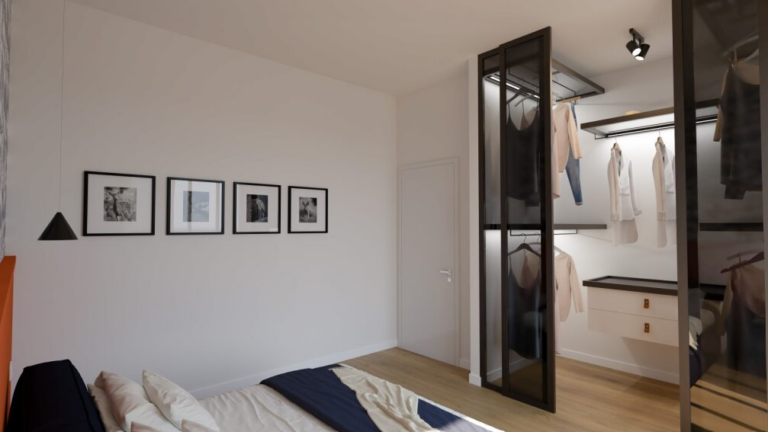 Camera con parete testiera arancione e carta da parati monocromatica, letto blu e lampade pendenti nere.