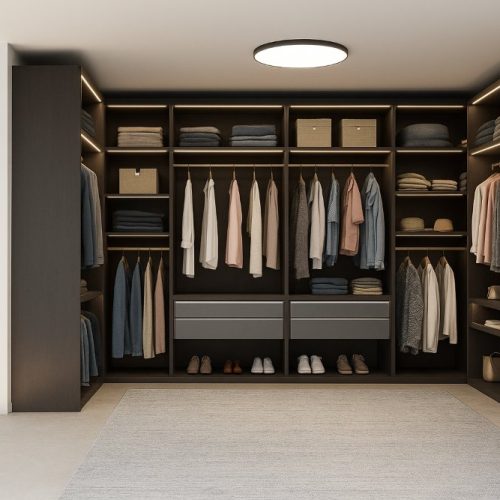 Cabina armadio su misura con scaffalature in legno scuro e illuminazione integrata