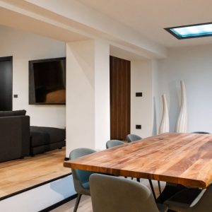 Sala da pranzo con tavolo in legno massello e sedie imbottite