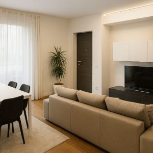 soggiorno moderno con divano beige, tavolo bianco e parete attrezzata bicolore