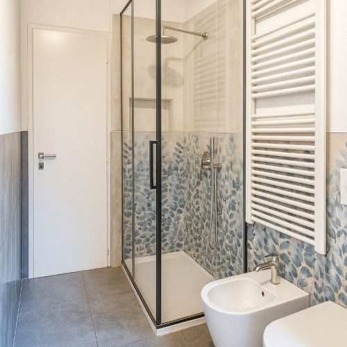 bagno con doccia walk-in, piastrelle decorative blu e sanitari sospesi