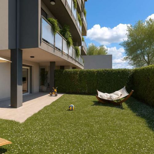 giardino privato condominiale con prato verde, amaca e giochi per bambini